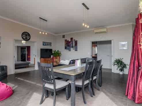 2 Northbrook Court, Roslyn