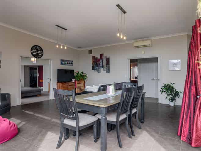 2 Northbrook Court, Roslyn