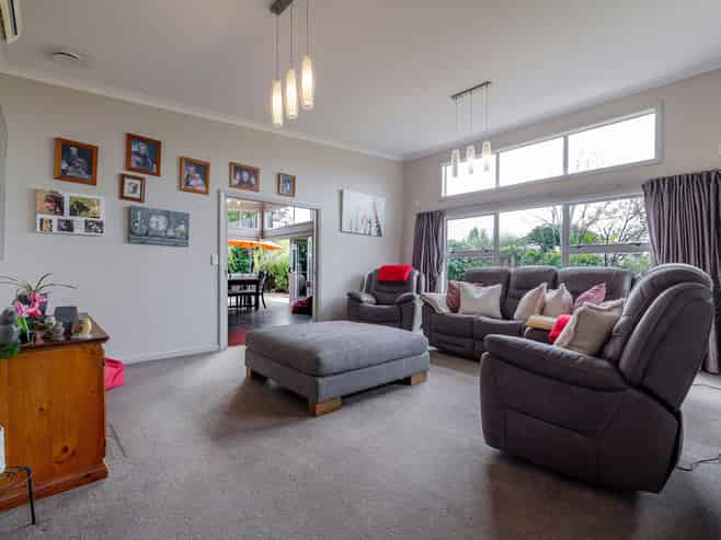 2 Northbrook Court, Roslyn