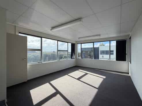 Very tidy corner Papamoa unit