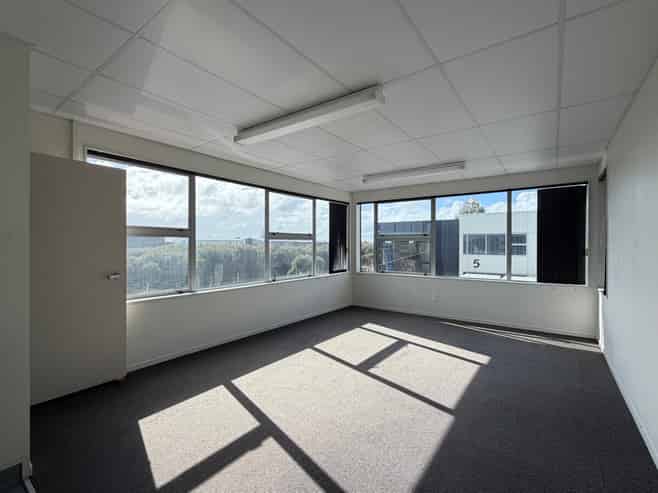 Very tidy corner Papamoa unit