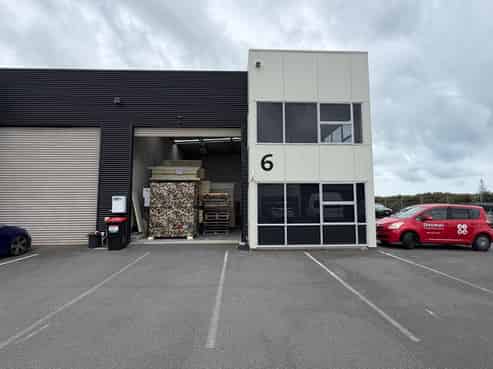 Very tidy corner Papamoa unit