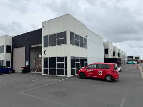 Very tidy corner Papamoa unit