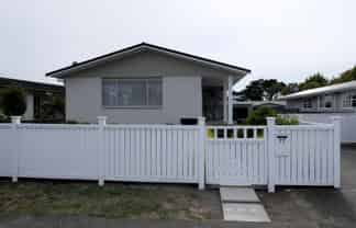 77 Gray Av, Paraparaumu Beach