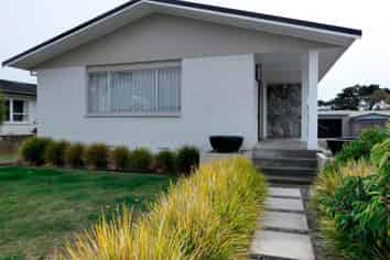 77 Gray Av, Paraparaumu Beach