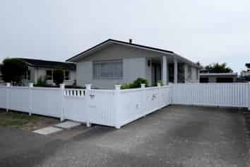 77 Gray Av, Paraparaumu Beach