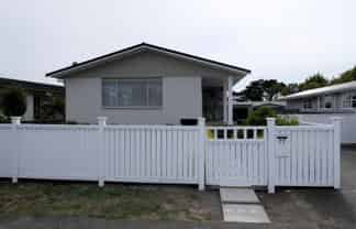 77 Gray Av, Paraparaumu Beach