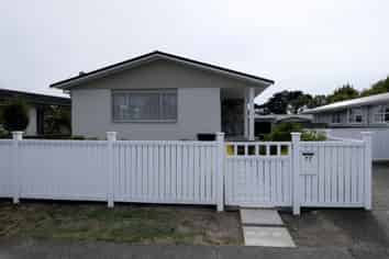 77 Gray Av, Paraparaumu Beach