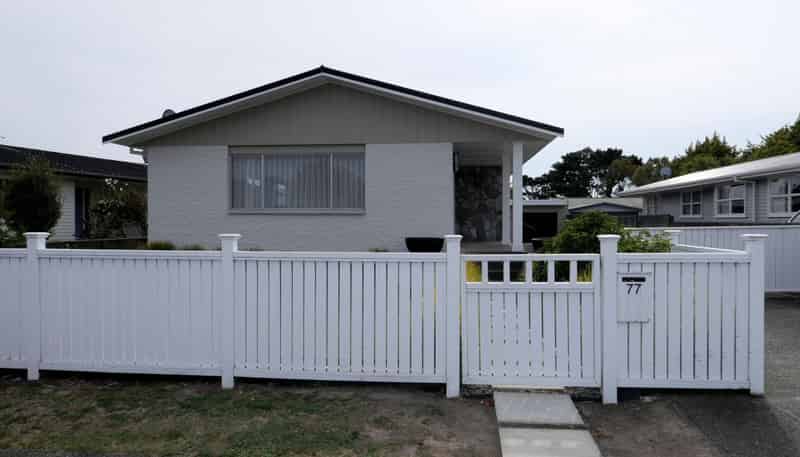 77 Gray Av, Paraparaumu Beach