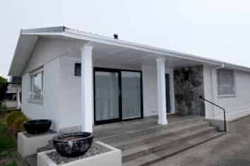 77 Gray Av, Paraparaumu Beach