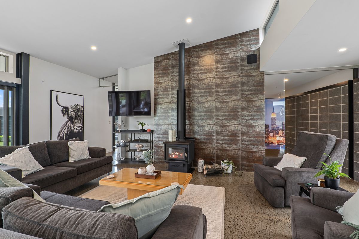 A Statement in Understated Luxury & Space - Więcej