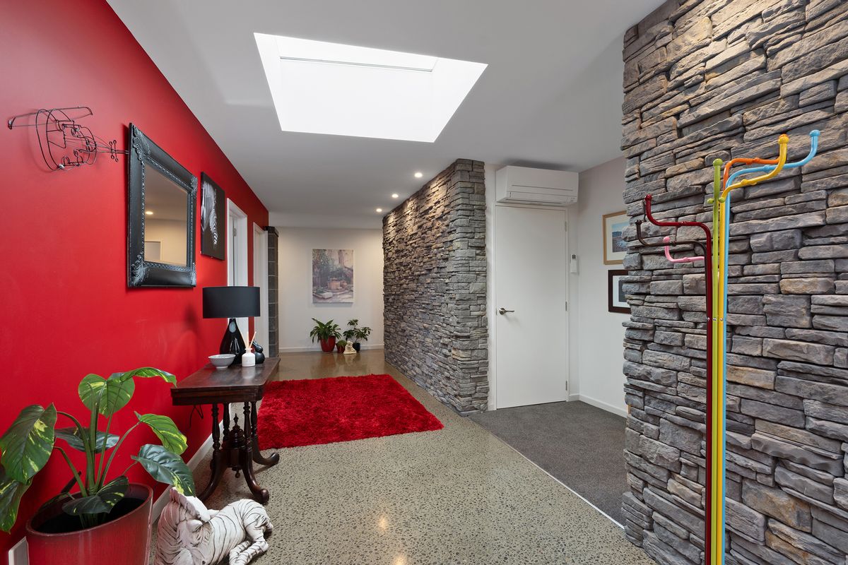 A Statement in Understated Luxury & Space - Widok 6