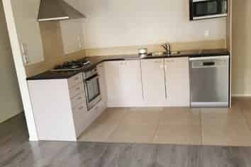 8 Triumph Road, Flat Bush