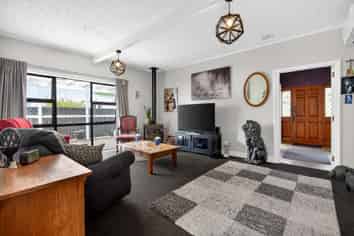 975 Fergusson Drive, Ebdentown