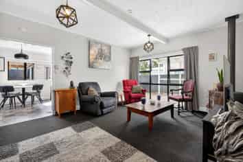 975 Fergusson Drive, Ebdentown