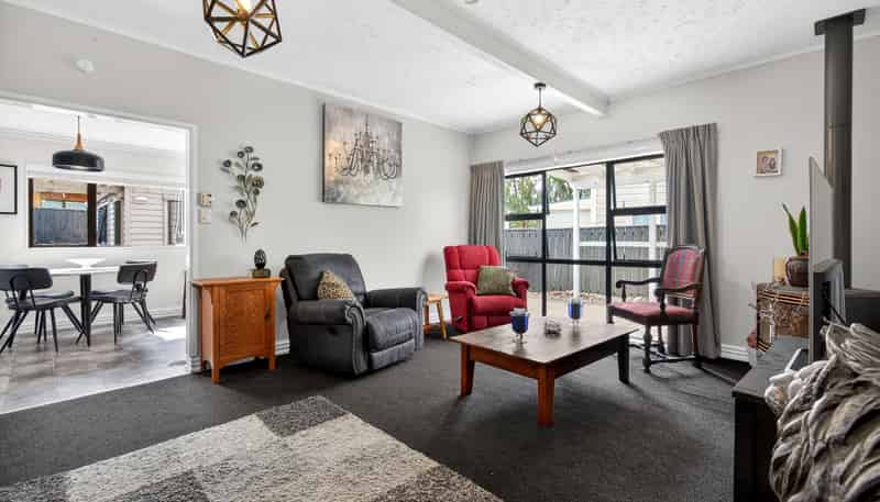975 Fergusson Drive, Ebdentown