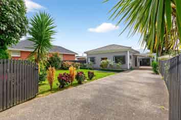 975 Fergusson Drive, Ebdentown