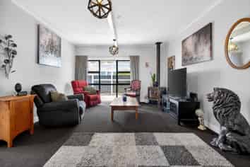 975 Fergusson Drive, Ebdentown