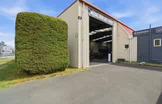 Versatile warehouse and yard/parking area