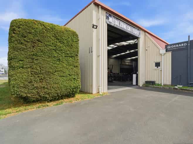 Versatile warehouse and yard/parking area