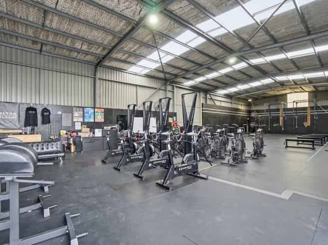 Versatile warehouse and yard/parking area