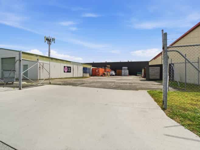 Versatile warehouse and yard/parking area