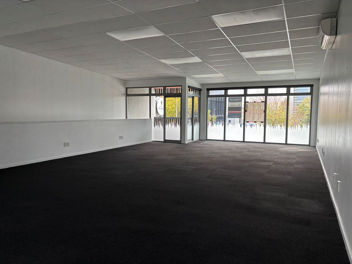 First Floor Office with Secure Car Parking – pohled 2