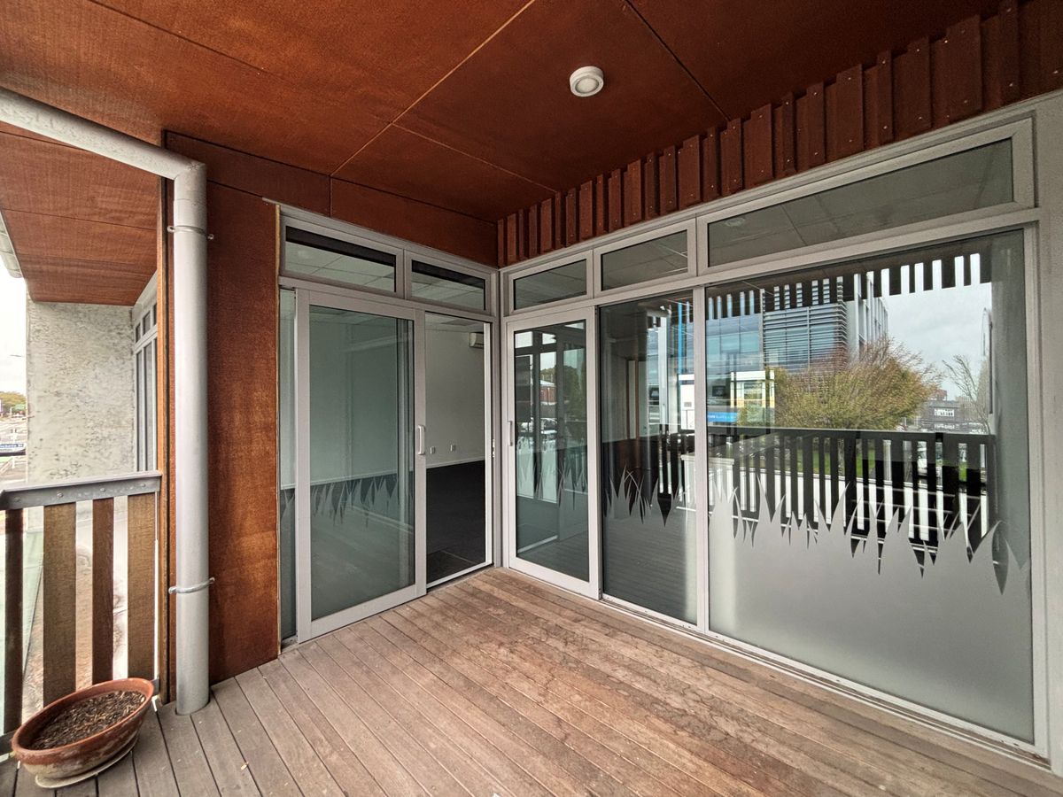 First Floor Office with Secure Car Parking – další