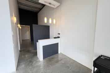 Prime Albany retail with partitioned rooms