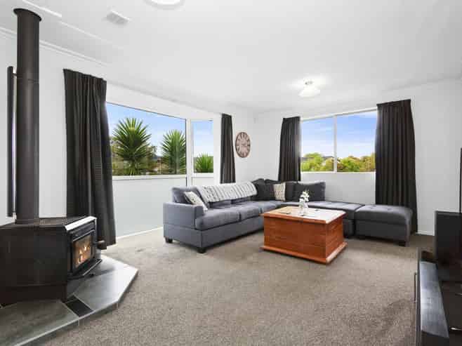 18 Omaha Grove, Totara Park