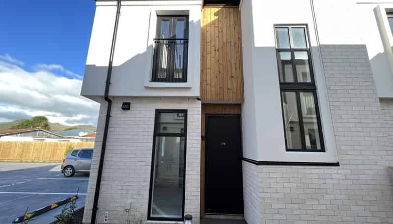 2/16 Rutherford Street, Woolston