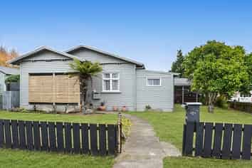 606 Willowpark Road North, Mayfair