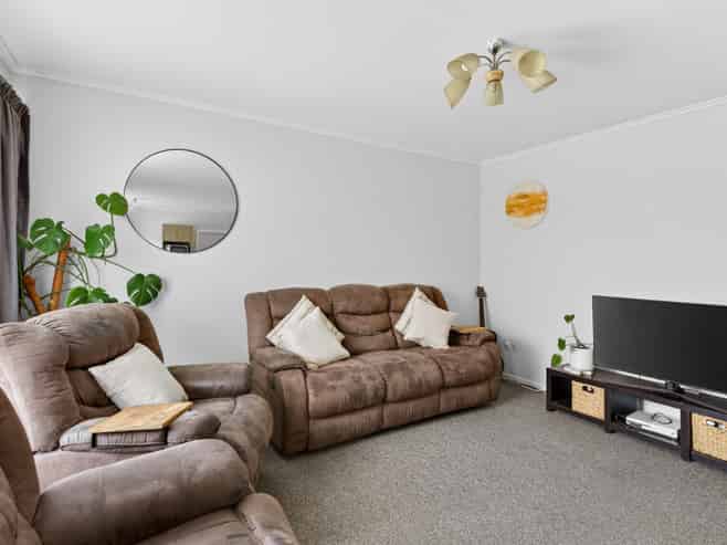 2/18 Armour Place, Onekawa