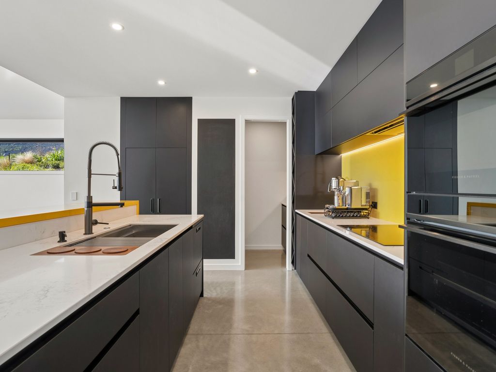 Turn-key luxury with a view to impress - View 6