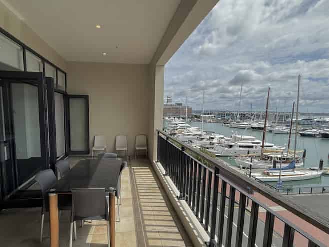 Harbour views & balcony on the Viaduct