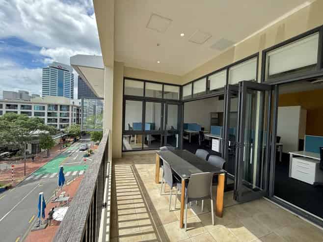 Harbour views & balcony on the Viaduct