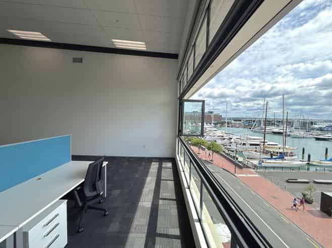 Harbour views & balcony on the Viaduct