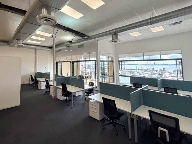 Harbour views & balcony on the Viaduct