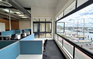Harbour views & balcony on the Viaduct