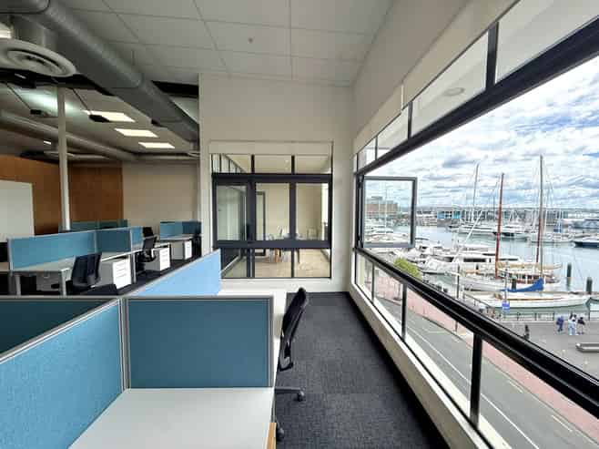 Harbour views & balcony on the Viaduct