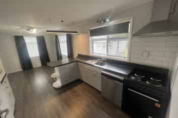 174 Queen Street West, Levin