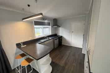 174 Queen Street West, Levin