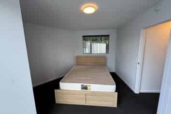 427 Frankton, Frankton