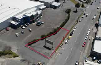 Yard with great signage on Hutt Park Rd available!