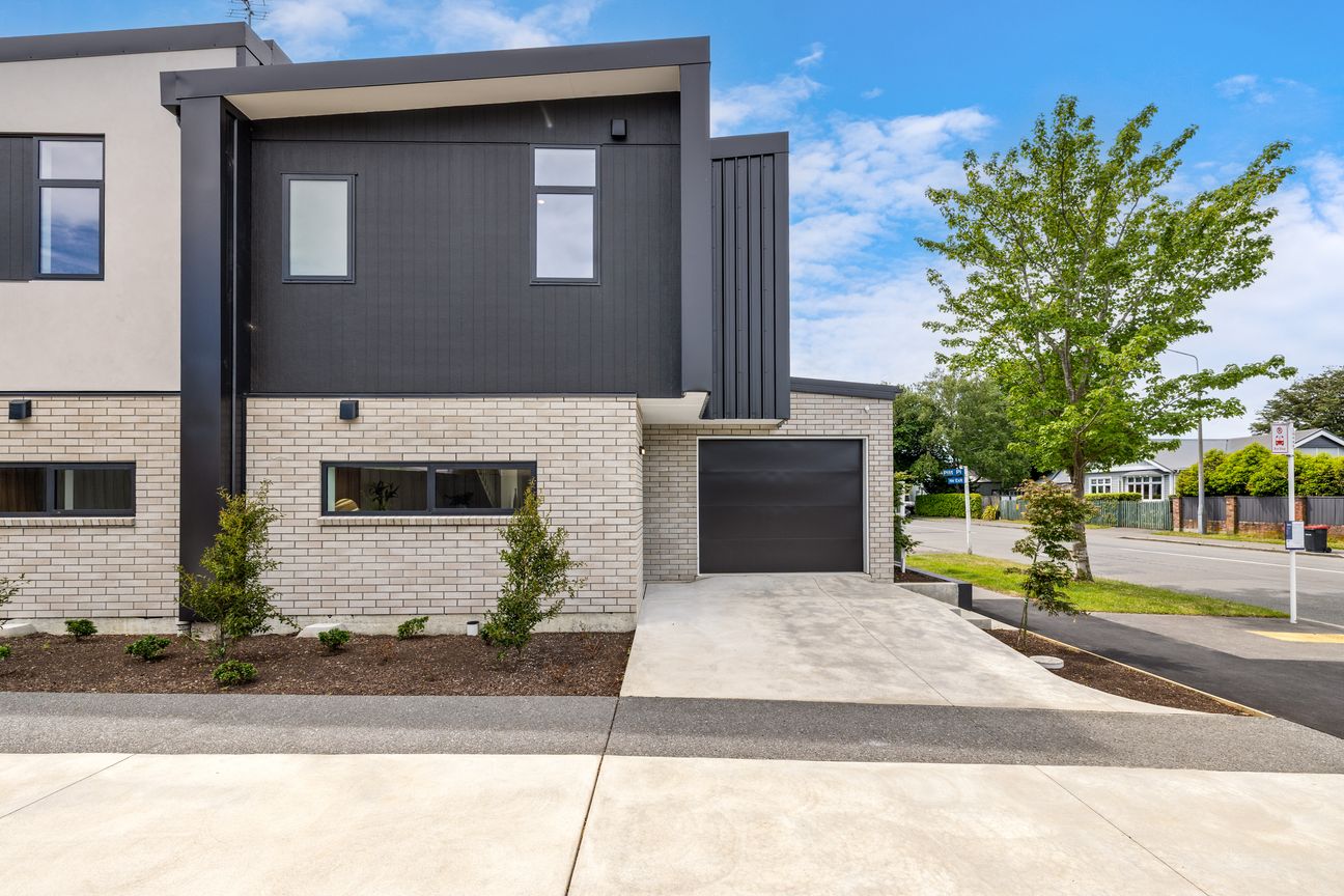 One left! Priced $869,000 - Widok 2