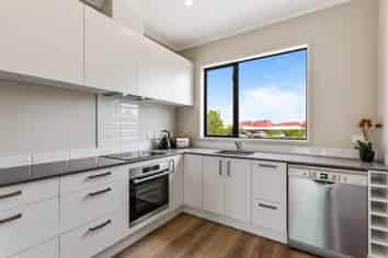 4/4 Onekiritea Drive, Hobsonville