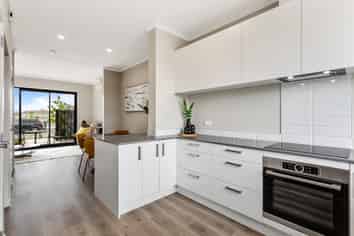 4/4 Onekiritea Drive, Hobsonville