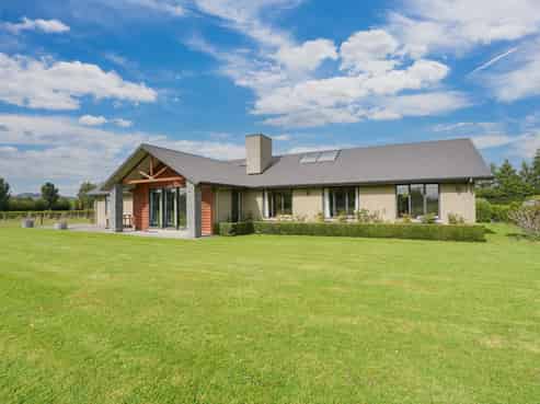 232 Crow Road, Winton Surrounds