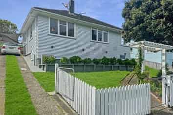 17 Davidson Crescent, Tawa