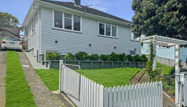 17 Davidson Crescent, Tawa